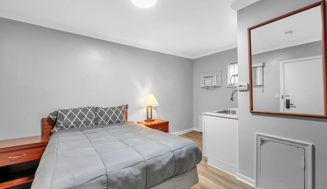 Comfortable Stay for 2 – Streaming and Parking!