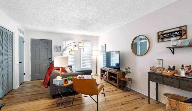 Come stay with us at this modern 2, bed 1 bath apartment located in West Wichita