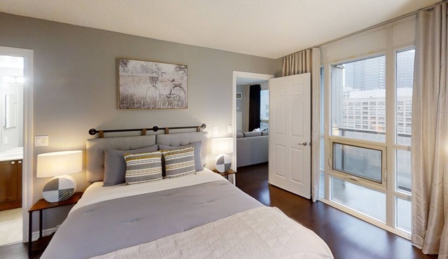 Comfortable 3-BR Condo in DT Toronto