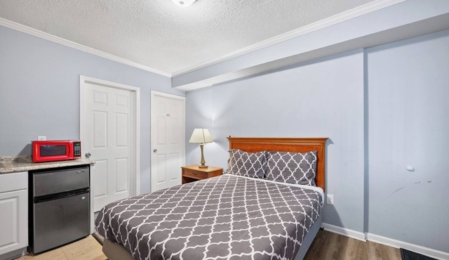 Comfortable Room with Bath in Brownstown