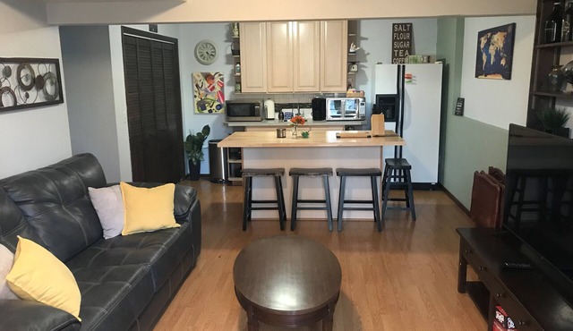 Comfy 2 Bedroom 1 Bath Near Sand Lake and Airport