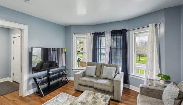 Comfy 3br Flat Close To The Falls 3 Bedroom Apts