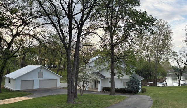 Completely Updated, Lakefront 6 Bedroom on Monkey Island