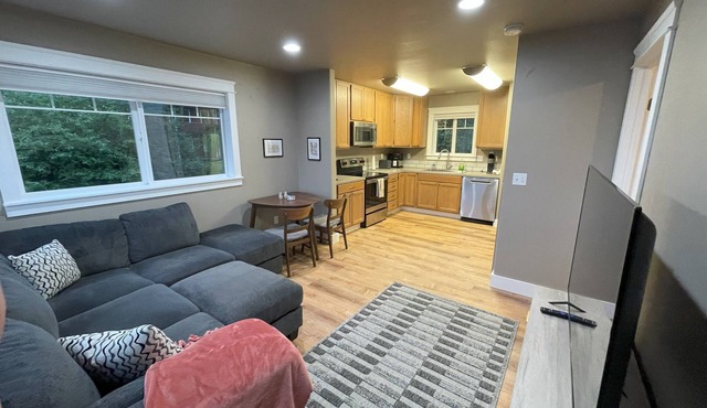 Convenient and bright Cross Trail Vacation Getaway!