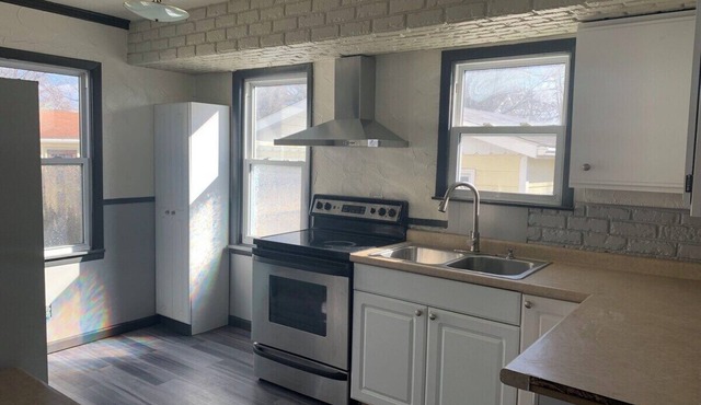 Convenient location. 2 bedrooms 5 minutes from Flint airport