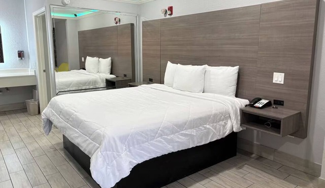 Convenient Room w/Free Parking Near Willowbrook Mall & Sam Houston Race Park