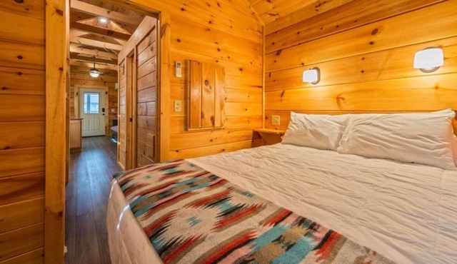 Convenient Stay, Superb Location! Full Kitchen, Outdoor Pool, Pets are Allowed!