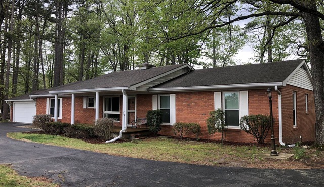Convenient to Eureka, Hiking/Biking trails, Motorcycle/Pet friendly, Hot Tub.