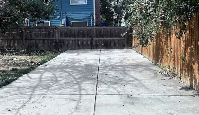 Convenient Walkout Basement Apartment, private entrance in Aurora with WiFi