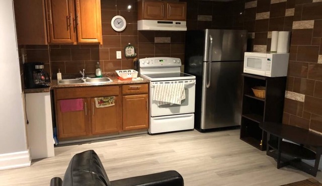 Cosy Basement Apartment, Walking distance to all amenities
