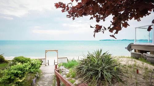 Cottage on Crystal Beach 3BR & BBQ