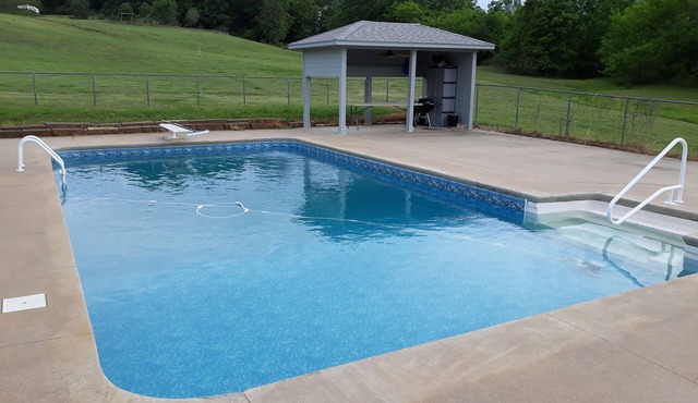 Country lake retreat with Pool and Boat Dock! Cozy + food/attractions nearby!