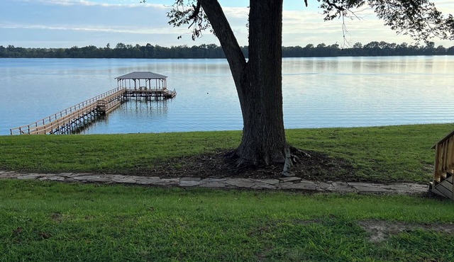 Cozy 1 bedroom, 2 queen beds with sofa couch lakefront Eagle Lake Getaway