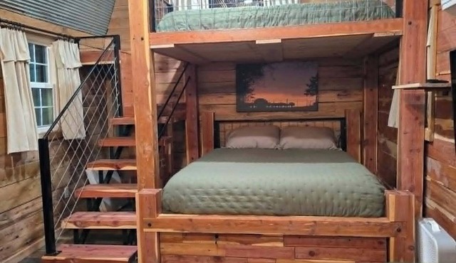 Cozy 1-BR cabin with Kid's Loft, Hot Tub & Large Deck on Working Buffalo Farm