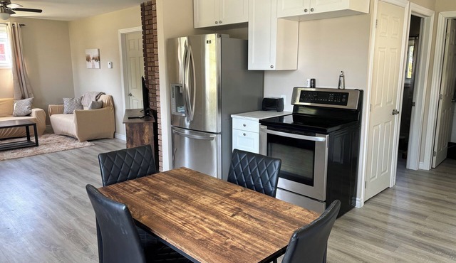 Cozy 2 bedroom Bungalow kms from lakes and parks