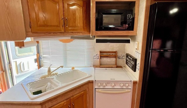 Cozy 2-bedroom RV in tranquil Tuttle with AC, WiFi