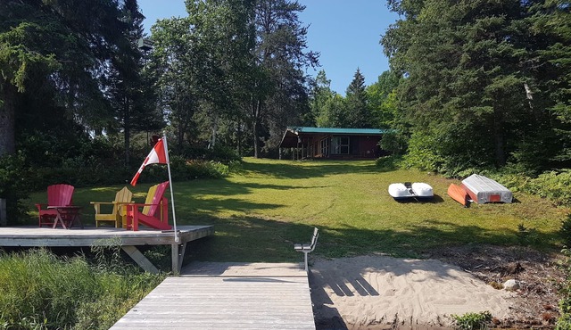 Cozy 2 bedroom traditional cottage sleeps 6, plus optional king suite loft
