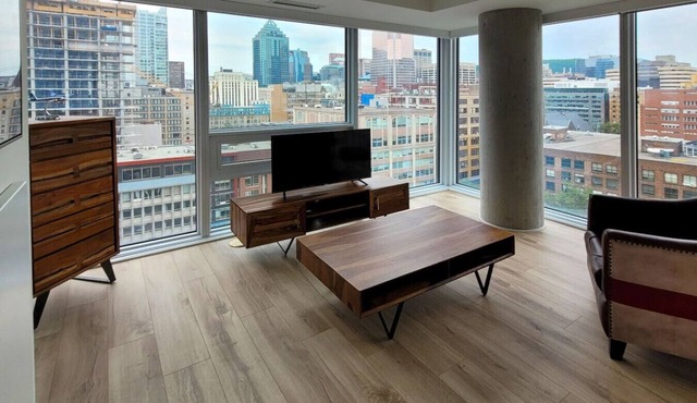 Cozy 2BR Apt with Pool, Workspace and Fire Lounge