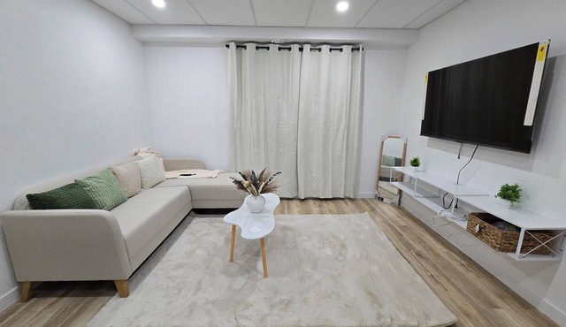 Cozy 2BR Suite - Private Entrance & Home Comforts