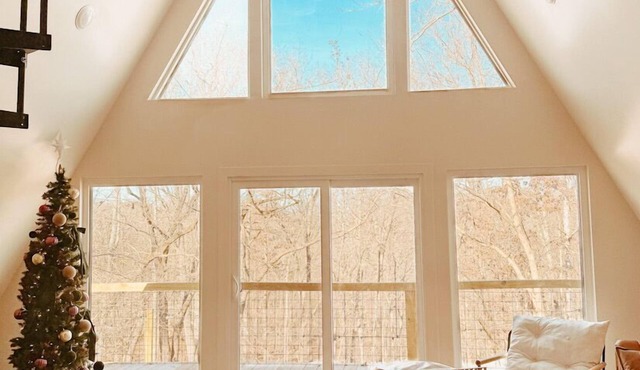 Cozy A-Frame Retreat by Beaver Lake, Minutes from Downtown Rogers