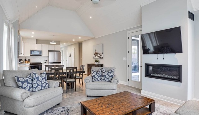 COZY AND BRIGHT 5 BR LAKE ROSSEAU COTTAGE W/GREAT VIEWS, POOL AND BEACH ACCESS!