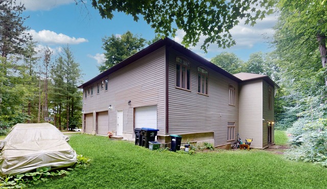 Cozy and Serene Retreat with AC, Streaming in Loretto, ON