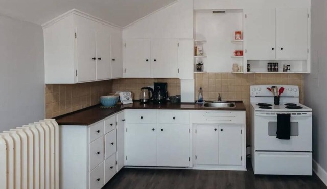 Cozy and spacious upper storey apartment with self check-in, steps from DT Galt