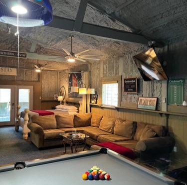 Cozy Barn with Pool Access & Near Lake Conroe