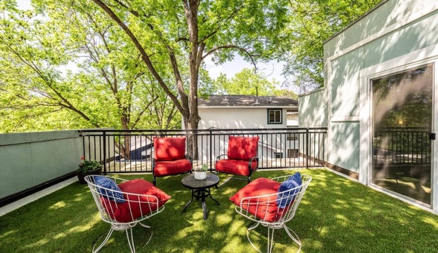 Cozy Boho Guesthouse + Rooftop Deck in the Trees