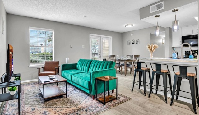 Cozy Brand New Studio · 1 Bath + Gym 604