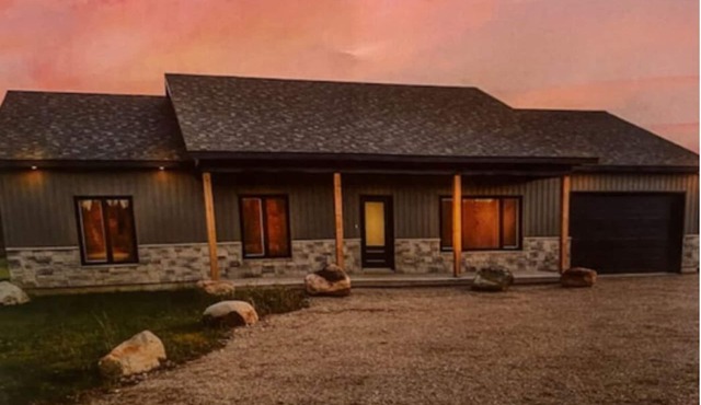 Cozy Bungalow - Steps from Lake Huron. Family & dog friendly