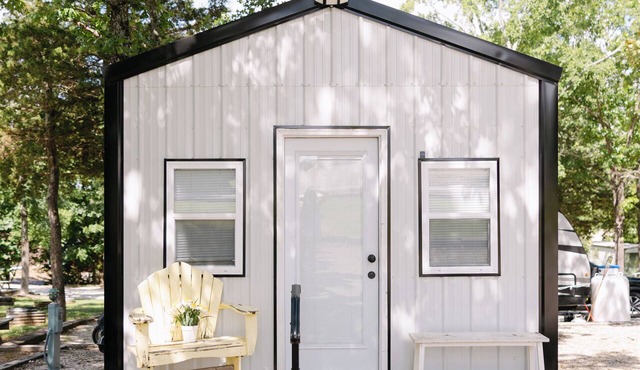 Cozy Cabin at Viola RV Park Near Table Rock Lake!