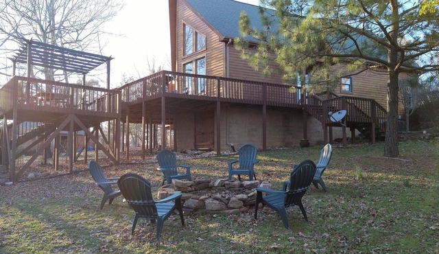Cozy Cabin w/Fireplace and Wraparound Deck