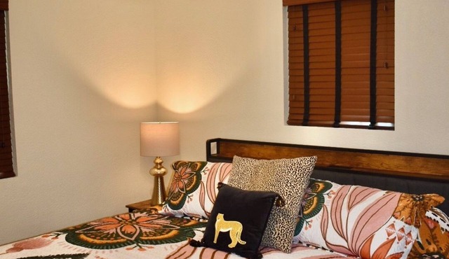 Cozy, Charming & Peaceful 3-bedroom house with AC, WiFi in delightful Beaumont .