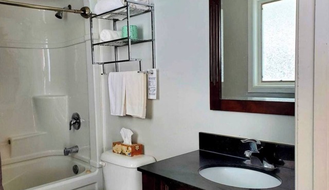Cozy Comfort Double Room 11 – Peninsula Motel, Minutes from Wiarton Waterfront