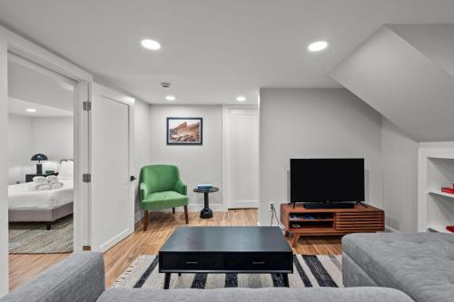 Cozy Dog-Friendly Unit with Parking Near Broadway