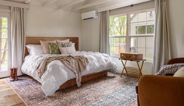 Cozy & Family-Friendly Lake Oasis: Ofuro Tub, King Bed, Bunks & Workspace!