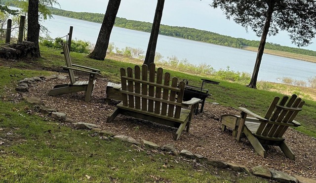 Cozy Lakefront: Family Friendly Home with Gentle walk to Greers Ferry Lake
