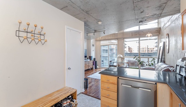 Cozy Loft in King West Village with Parking!