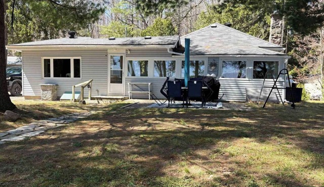 Cozy, Modern Year-Round Lakefront Cottage with 100ft Shoreline and Stunning View
