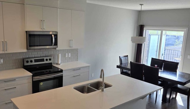 Cozy n Spacious 3BR House w/driveway available for short/Long term