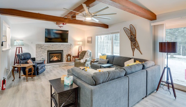 Cozy North Pole Home w/ Mountain & Aurora Views!
