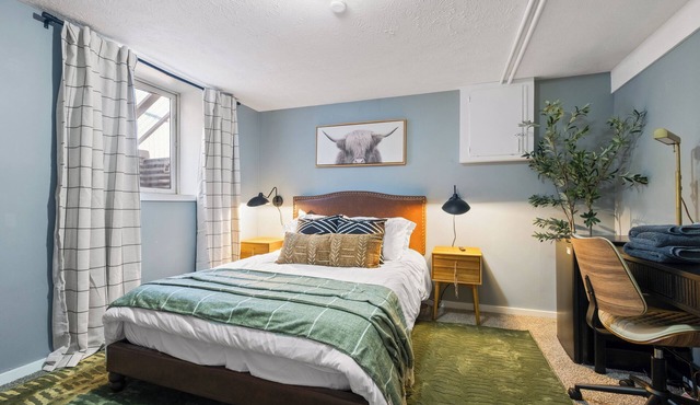 Cozy Private BD + Desk, Central Omaha Near UNMC - Shared House
