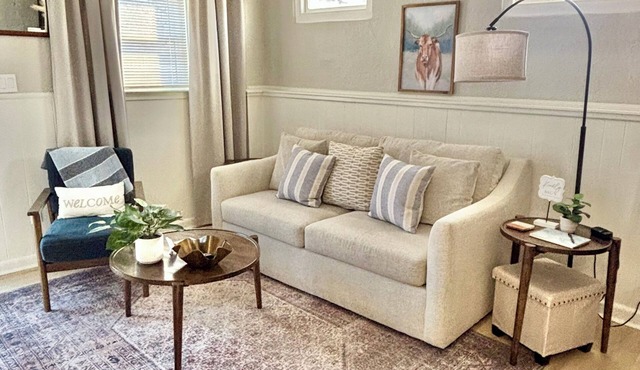 Cozy Private Suite in Cultural District! Walk to Mass St. ~ 5 min to KU Campus