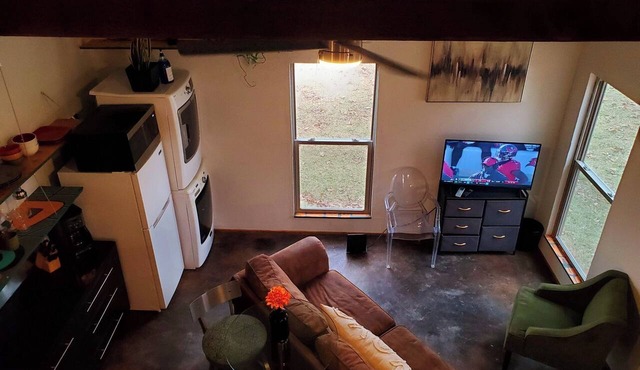 Cozy, quiet studio with AC, heat, laundry and WiFi in lovely Noble