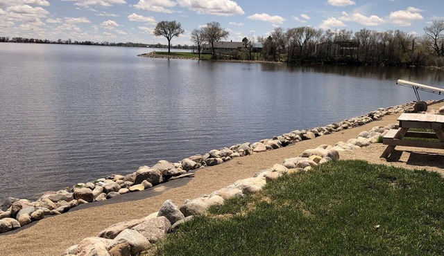 Cozy studio style space with AC and WiFi on beautiful Cottonwood Lake
