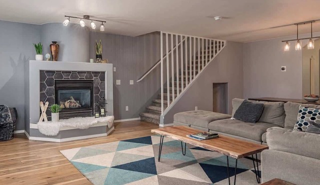 Cozy Townhouse Close To Airport - 3 Bedroom