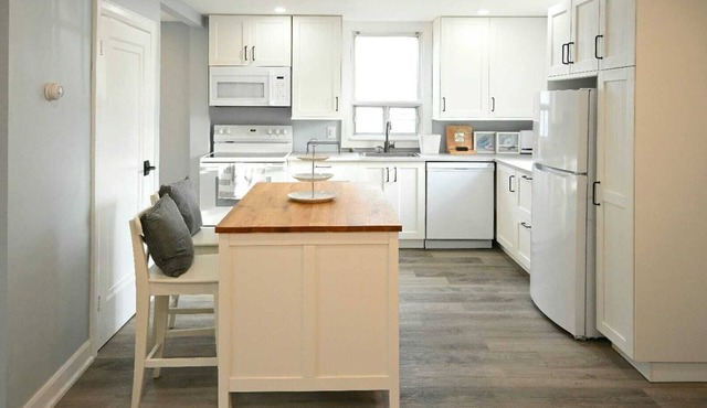 Cozy weekend gateway with river creek backyard.