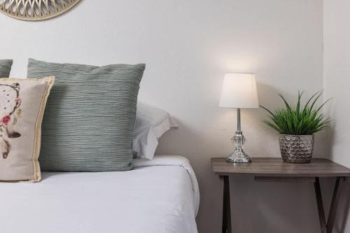 Creekside Two-Bedroom Apartment Near Airport