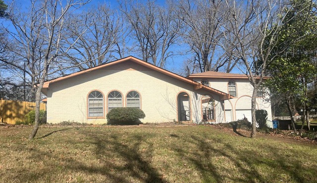 Crestwood Peak. Spacious newly renovated 3-bedroom house in Central Kilgore.